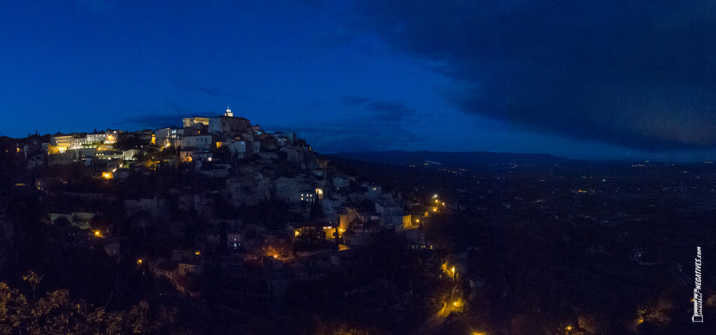 Gordes by night